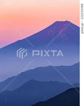 山梨県・雁ヶ腹摺山から見る早朝の富士山と山並みの絶景 山梨県・雁ヶ腹摺山から見る早朝の富士山と山並みの絶景 122535490