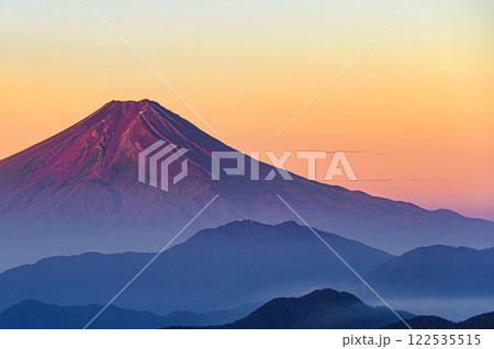 夏の赤富士と山並みの絶景（山梨県・雁ヶ腹摺山） 122535515
