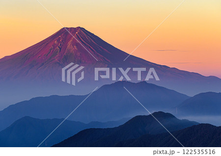 夏の赤富士と山並みの絶景（山梨県・雁ヶ腹摺山） 122535516