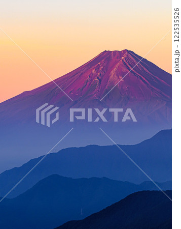 夏の赤富士と山並みの絶景(山梨県・雁ヶ腹摺山) 夏の赤富士と山並みの絶景(山梨県・雁ヶ腹摺山) 122535526