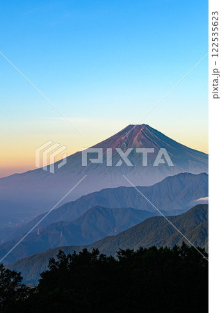 朝焼けの空と富士山と山並み(雁ヶ腹摺山) 朝焼けの空と富士山と山並み(雁ヶ腹摺山) 122535623