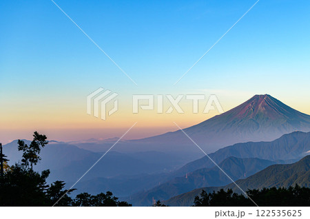 朝焼けの空と富士山と山並み（雁ヶ腹摺山） 122535625