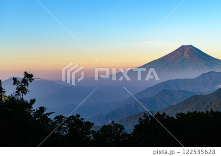 朝焼けの空と富士山と山並み（雁ヶ腹摺山） 122535628