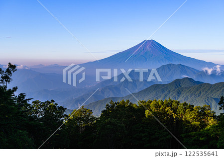 山梨県・雁ヶ腹摺山から見る富士山と山並み(夏) 山梨県・雁ヶ腹摺山から見る富士山と山並み(夏) 122535641