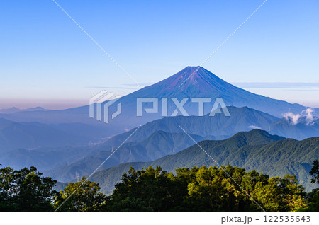 山梨県・雁ヶ腹摺山から見る富士山と山並み（夏） 122535643