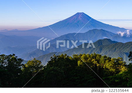 山梨県・雁ヶ腹摺山から見る富士山と山並み(夏) 山梨県・雁ヶ腹摺山から見る富士山と山並み(夏) 122535644