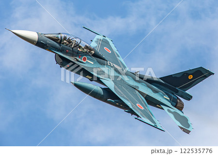 大空を飛ぶ戦闘機 122535776