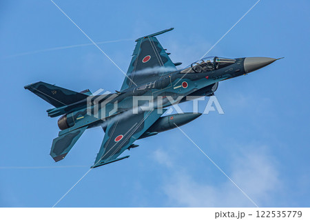 大空を飛ぶ戦闘機 122535779