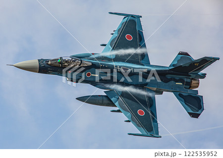 大空を飛ぶ戦闘機 大空を飛ぶ戦闘機 122535952