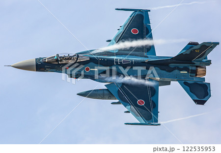 大空を飛ぶ戦闘機 122535953