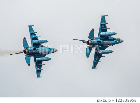 大空を飛ぶ戦闘機 122535958