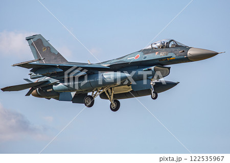大空を飛ぶ戦闘機 122535967