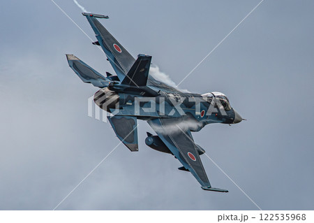 大空を飛ぶ戦闘機 大空を飛ぶ戦闘機 122535968