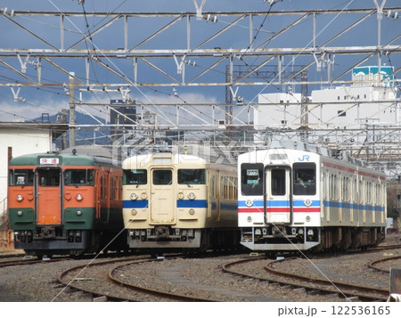 下関総合車両所で並ぶ115系湘南色・瀬戸内色、105系トリコロール色 122536165