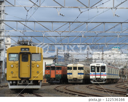 下関総合車両所で並ぶ123系、115系湘南色・瀬戸内色、105系トリコロール色 122536166