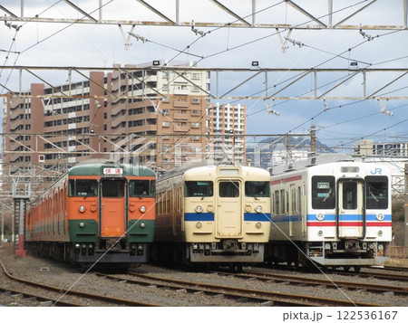 下関総合車両所で並ぶ115系湘南色・瀬戸内色、105系トリコロール色 122536167