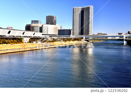 有明北橋／東雲運河より豊洲市場、木遣り橋方面を望む(東京都江東区)【2025.1】 122536202