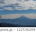 山梨県の茅ヶ岳の頂上から眺める富士山 122536209