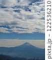 山梨県の茅ヶ岳の頂上から眺める富士山 122536210