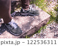 桜の花びらを歩く 122536311