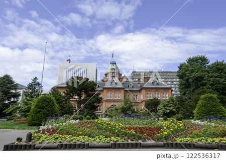 新緑に包まれた旧道庁 122536317