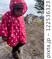 ピンクのポンチョを着た女の子 122536323