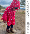 ピンクのポンチョを着た女の子 122536324