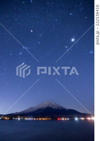 山中湖から見る冬の星座と富士山 122536410