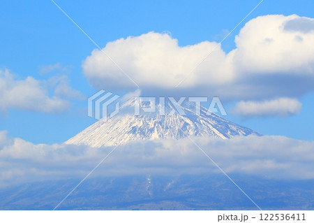 雲の合間から臨む富士山 122536411