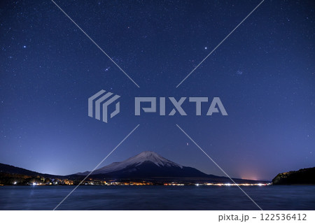 山中湖から見る冬の星座と富士山 122536412