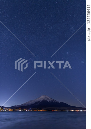 山中湖から見る冬の星座と富士山 山中湖から見る冬の星座と富士山 122536413