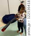 銃のおもちゃで遊ぶファンキーな女の子 122536418