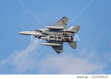 青空を飛行する戦闘機 122536427