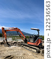 土木作業中の重機 122536563