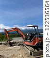 土木作業中の重機 122536564