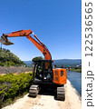 土木作業中の重機 122536565