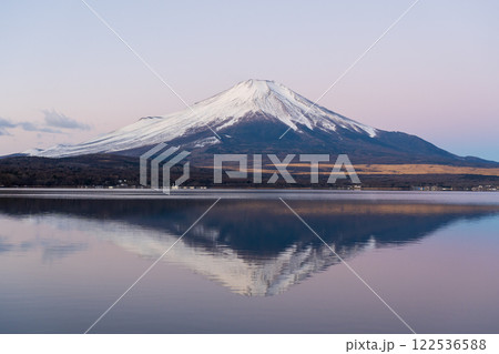 山中湖の湖面に映る紅富士 山中湖の湖面に映る紅富士 122536588