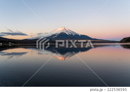 山中湖の湖面に映る紅富士 山中湖の湖面に映る紅富士 122536593