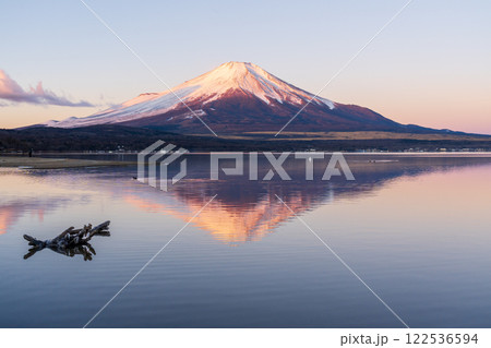 山中湖の湖面に映る紅富士 122536594