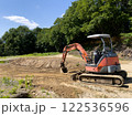 土木作業中の重機 122536596