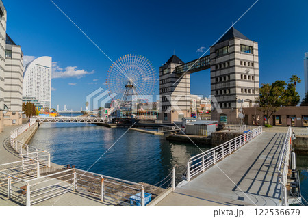 ランドマークタワー前からコスモワールド方面の景色 122536679