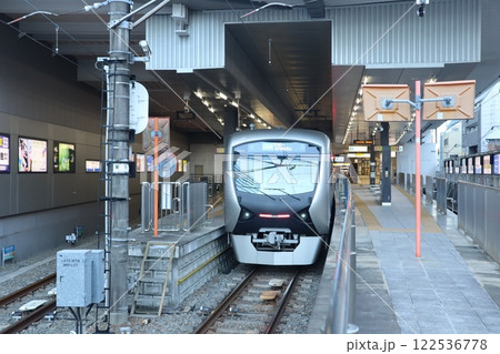 静岡鉄道 静岡清水線・新静岡駅のホームに停車する電車 122536778