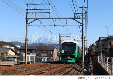 富士山をバックに走行する静岡鉄道静岡清水線の電車(御門台駅付近 富士山をバックに走行する静岡鉄道静岡清水線の電車(御門台駅付近 122536783