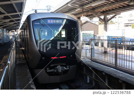 静岡鉄道 静岡清水線・新清水のホームに停車する電車 122536788