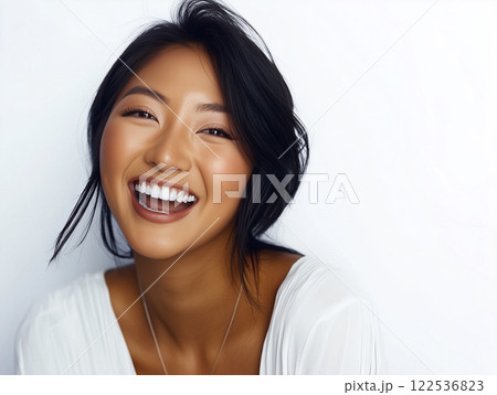 AI生成画像 白バックの日焼けした肌で笑う若い女性のポートレート AI生成画像 白バックの日焼けした肌で笑う若い女性のポートレート 122536823