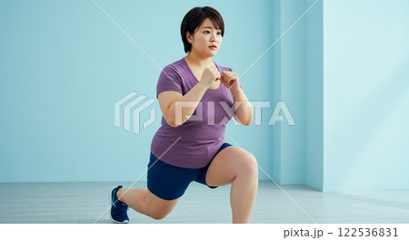 運動する女性 122536831