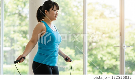 運動する女性 122536833