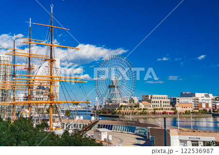 青空に映える帆船とコスモワールド 122536987