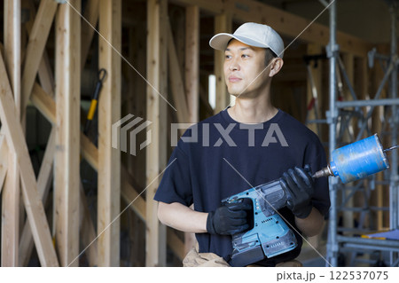 建築現場で働く男性 122537075
