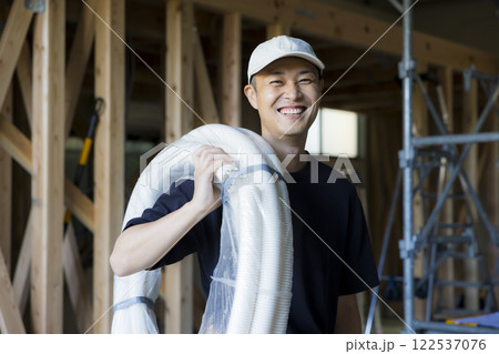 建築現場で働く男性 建築現場で働く男性 122537076